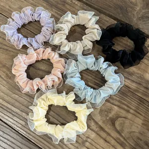 Vue détaillée d'élastiques à cheveux doux en dentelle et mousseline de diverses couleurs.