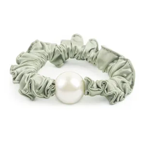 Chouchou satin perle detail gros plan, elegant elastique cheveux plisse vert pour femme.