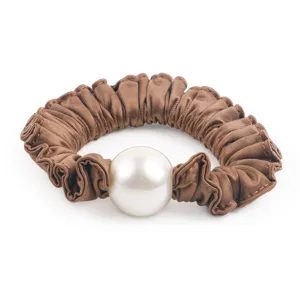 Chouchou de cheveux en satin marron avec grande perle blanche, accessoire élégant.
