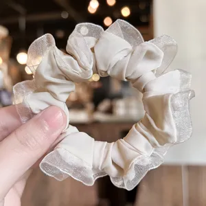 Chouchou à volants en dentelle douce élastique pour queue de cheval accessoire élégant vue détail