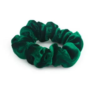 Grünes Samt Haargummi Nahaufnahme, elastisches Haarband Detailansicht für Frauen.