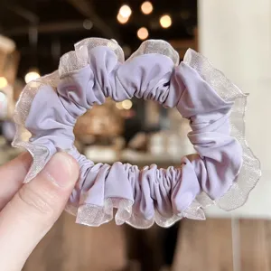 Chouchou violet élégant avec bordure en tulle délicate, design plissé doux pour femmes.