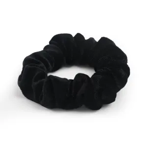 Schwarzer Samt Haargummi Detailansicht, weiches elastisches Zopfgummi Haaraccessoire.