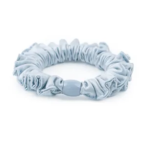 Λεπτομερής όψη scrunchie από γαλάζιο σατέν, κομψό πτυχωτό λαστιχάκι μαλλιών με χάντρα.