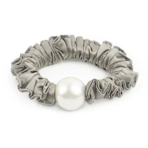 Chouchou de cheveux en satin gris avec grande perle blanche, texture plissée élégante et douce.