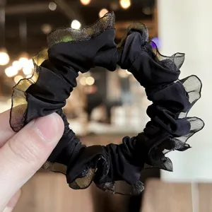 Chouchou noir en tulle volanté vue détaillée, accessoire de cheveux élégant pour femmes.
