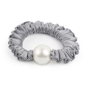 Chouchou en satin gris élégant avec une grande perle blanche pour coiffure chic.