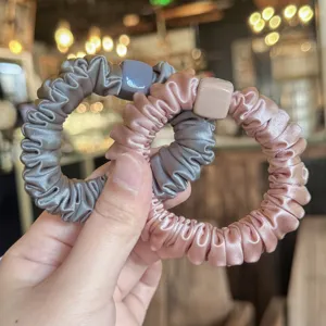 Chouchou en satin style coréen avec charm carré, élastique cheveux vue de détail.
