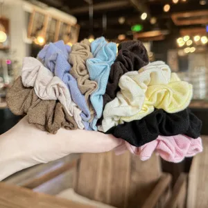 Primer plano detallado de coleteros para el pelo multicolores con textura de lino.