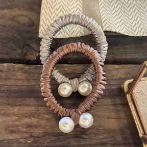 Chouchous de cheveux en satin élégants avec perles, élastiques doux pour femmes et filles.