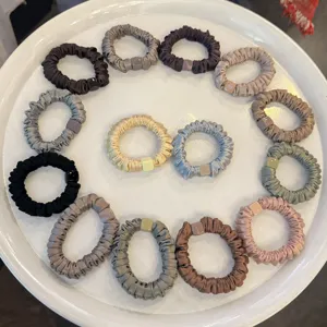 Lot de chouchous en satin multicolore avec accent carré, élastiques et élégants.
