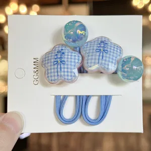 Gros plan détaillé de mignons élastiques à cheveux à fleurs bleues à perles sur carte.