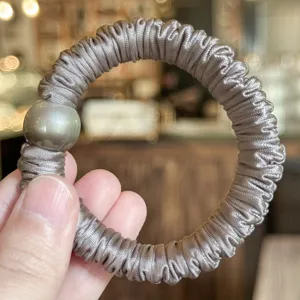 Chouchou en satin avec perle, bande de cheveux en tissu hautement élastique détail