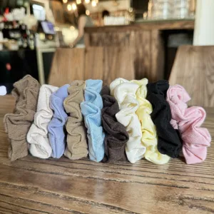 Primer plano de coleteros de lino multicolores, gomas elásticas para el peinado diario.