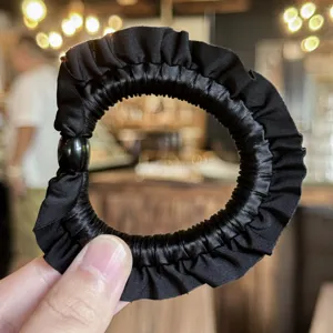 Gommino per capelli in raso nero con design a volant carino, elastico elegante per acconciature.