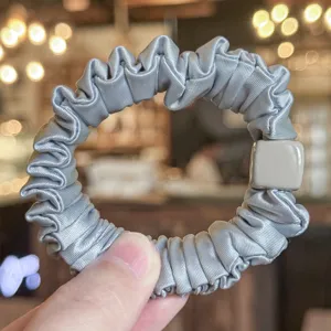 Grand chouchou à cheveux en satin style coréen avec pendentif carré élastique attache cheveux