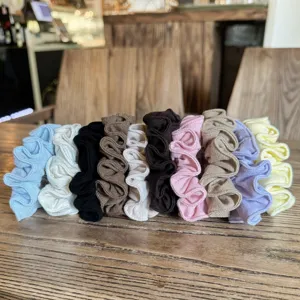Set de coleteros de lino texturizado, gomas para el pelo elásticas y dulces accesorios.