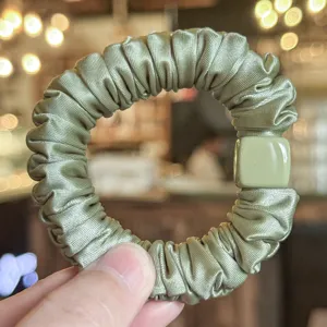 Chouchou à cheveux en satin vert avec pendentif carré, élastique doux pour coiffure détail femme.