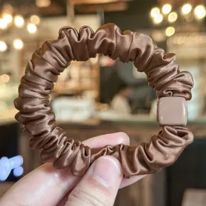 Chouchou en satin marron avec pendentif carré, élastique cheveux élégant vue détail.
