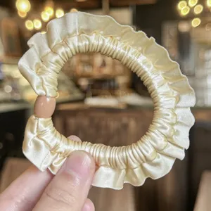 Cravatta per capelli in raso arricciato minimalista con graziosa perla, elastico giallo.