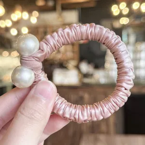 Chouchou en satin rose avec perles, attache cheveux élastique élégante et douce.