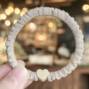 Minimalistischer Satin-Haargummis mit süßem Herz-Anhänger, elastischer Zopfgummi für den Alltag.