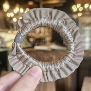 Elegante scrunchie in raso con design arricciato carino, elastico per capelli comodo e chic.
