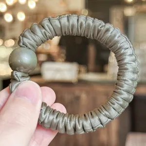Chouchou en satin avec perle dégradée, accessoire de coiffure élégant et élastique pour cheveux.