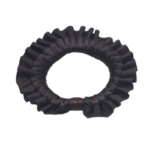 Elegante scrunchie in raso con design a volant, accessorio per capelli elasticizzato.