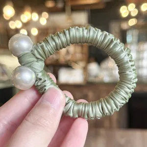 Chouchou de cheveux en satin vert décoré de deux perles élégantes, haute élasticité.