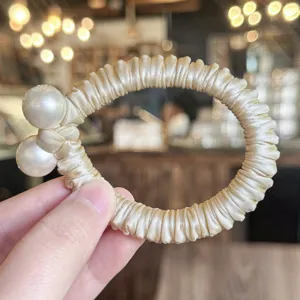 Chouchou de cheveux en satin élégant avec double perle, attache queue de cheval élastique.