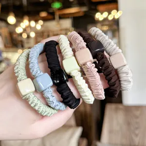 Coleteros de Satén Minimalistas para Mujer con Diseño Plisado y Colgante Cuadrado