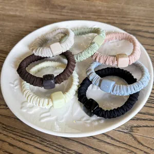 Set de coleteros plisados suaves con elegantes decoraciones de cuentas cuadradas para el estilo diario.