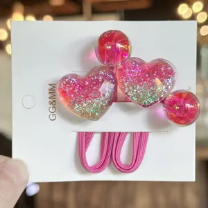 Rosa glitzernde Herz Haargummis Detailansicht, süße Kinder Haarschmuck für den Alltag.