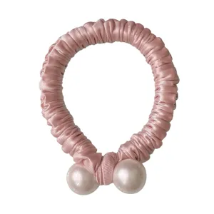 Chouchou de cheveux en satin rose style coreen avec deux perles pour coiffures.