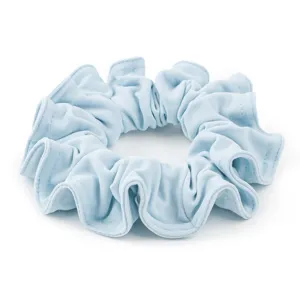 Vista dettagliata dell'elastico per capelli in velluto azzurro con texture morbida e alta.