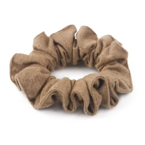Vista dettagliata dell'elastico per capelli in lana marrone, elegante accossorio invernale.