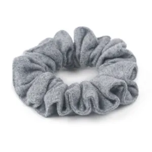 Scrunchie in lana grigia da donna, elegante accessorio per capelli e coda di cavallo in inverno.