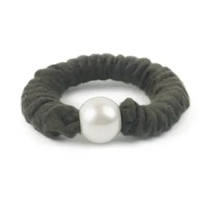 Elegant wool hair scrunchie with a large white pearl decoration, perfect for autumn and winter styling.