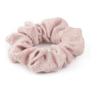 Coletero de lana vista de detalle, suave accesorio para el cabello rosa de mujer.