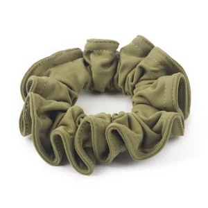 Elegante elastico per capelli in ecopelle scamosciata verde con design plissettato, morbido ed elastico.