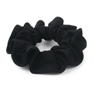 Vista di dettaglio dell'elastico per capelli in tessuto nero, accessorio morbido primo piano.