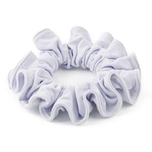 Primo piano dettagliato del morbido elastico per capelli in tessuto viola chiaro, texture plissettata.