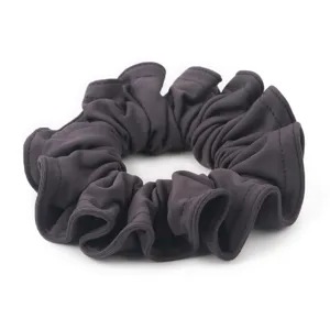 Dettaglio ravvicinato di elastico per capelli in tessuto grigio scuro con trama morbida e cuciture.