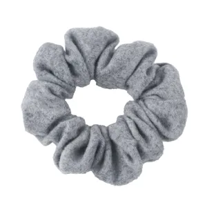 Coletero de fieltro de lana gris accesorio de pelo minimalista para mujer cola de caballo.
