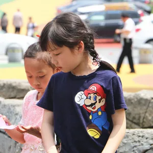 Chouchou de dessin animé pour enfants et détail de t-shirt Mario, joli accessoire quotidien.