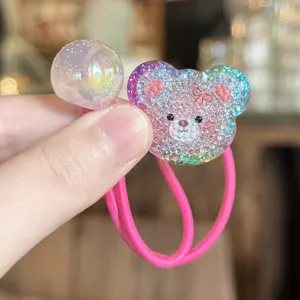 Vista dettagliata del simpatico elastico per capelli con orsetto glitter per bambini.