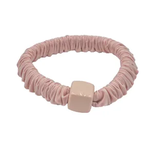 Coletero rosa minimalista con accesorio de bloque cuadrado, banda elástica suave plisada.