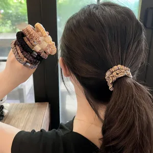 Elegante Satin Haargummis mit Katzenauge Perlen, schicke Zopfgummis für Damen Haarstyling.