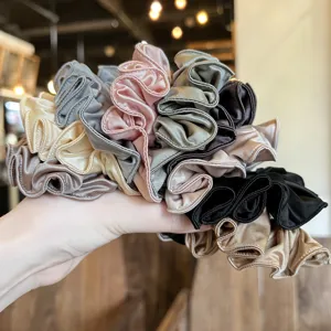 Elegante satijnen haarelastiekjes in diverse kleuren, zachte haaraccessoires voor dagelijks.